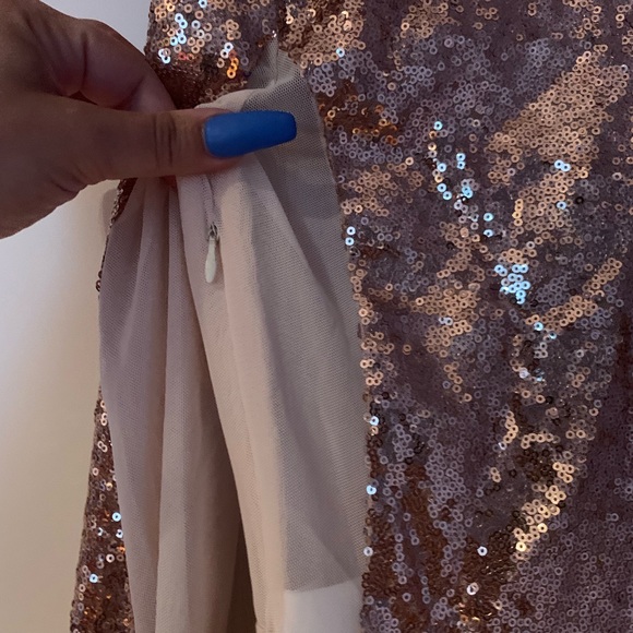 PrettyLittleThing Rose Gold Sequin Bodysuit - Picture 7 of 7